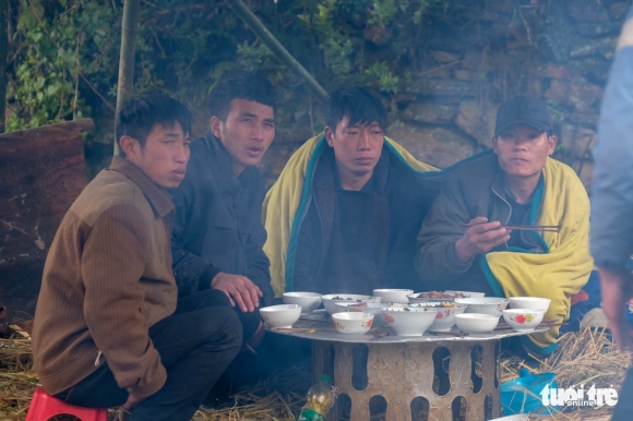 3 Du Khach Vuot Hon 2000km Tu Tphcm Den Y Ty Tan Huong Cai Ret Sau Cua Tay Bac