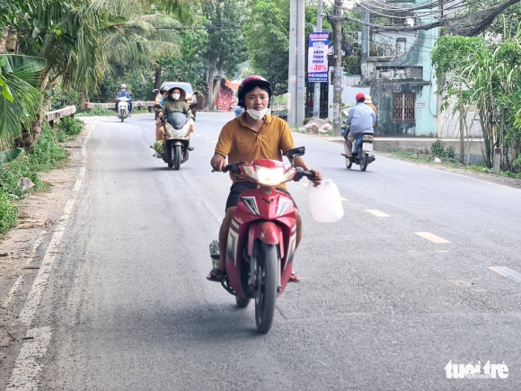 6 Tphcm Nguoi Dan Dat Xe Long Vong Vi Het Xang Con Dau
