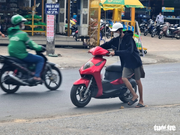 8 Tphcm Nguoi Dan Dat Xe Long Vong Vi Het Xang Con Dau