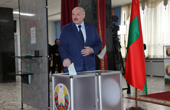1 Nguoi Dan Belarus Gat Dau Chuyen Tiep Nhan Vu Khi Hat Nhan