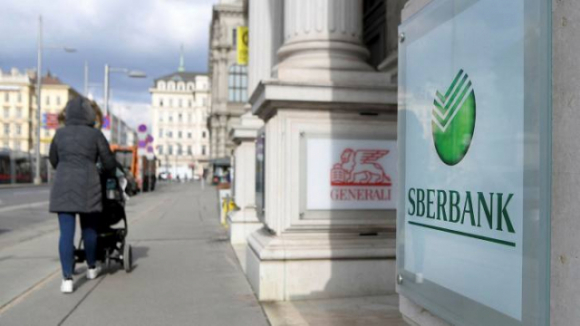 1 Ngan Hang Sberbank Cua Nga Rut Khoi Thi Truong Chau Au