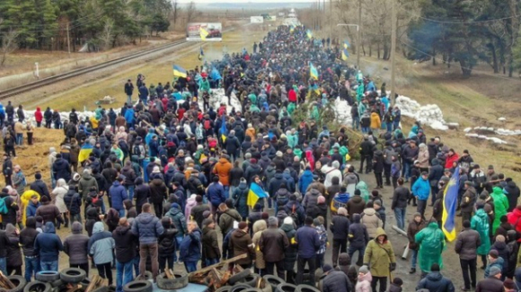 1 Nguoi Dan Ukraine Tao Ra Chuong Ngai Vat Dai Ca Cay So De Bao Ve Nha May Dien Hat Nhan