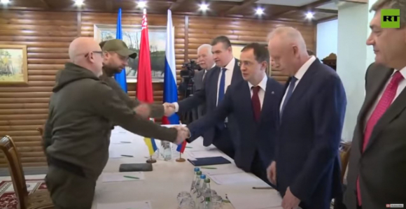 1 Doan Nga Ukraine Bat Tay Nhau Truoc Khi Dam Phan Vong 2