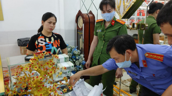 2 An Giang Mot Tiem Vang Tron Thue Hon 10000 Ti Dong