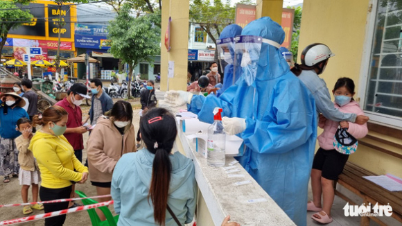 2 Chen Lan Di Xin Giay Xac Nhan Het Covid 19 O Da Nang