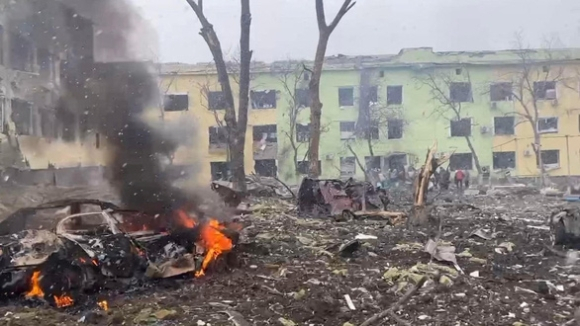 1 Vu Nem Bom Benh Vien San Nhi O Mariupol Ukraine Va Nga Noi Gi