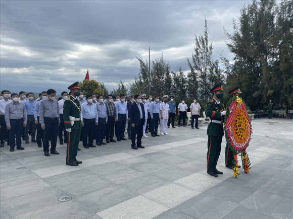 2 Thu Tuong Pham Minh Chinh Dang Huong Tai Khu Tuong Niem Chien Si Gac Ma