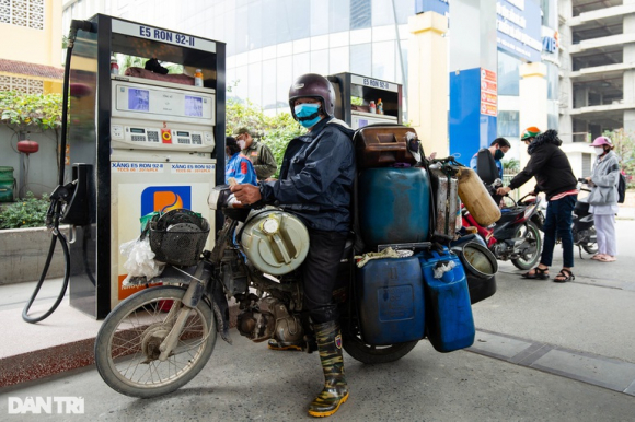 2 Tam Su Cua Mot Ong Chu Cay Xang Chi Ban 50000 Dong Cho Xe May