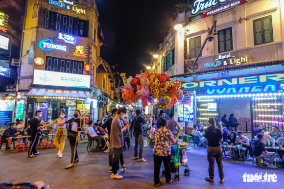 1 Nam Thanh Nu Tu Ha Noi Do Bo Cac Pho An Dem Sau Khi Hang Quan Duoc Mo Sau 21h