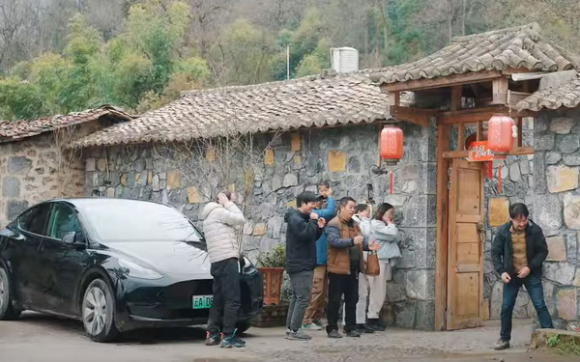 1 Ngoi Lang Trung Quoc Mua 40 Chiec Xe Tesla De Di Ban Hang Rong