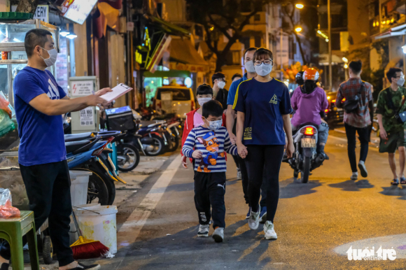 2 Nam Thanh Nu Tu Ha Noi Do Bo Cac Pho An Dem Sau Khi Hang Quan Duoc Mo Sau 21h
