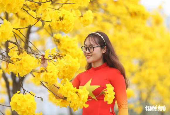 2 Nguoi Ha Noi Tap Nap Den Check In Duong Hoa Phong Linh Vang Ruc