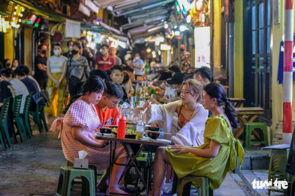 3 Nam Thanh Nu Tu Ha Noi Do Bo Cac Pho An Dem Sau Khi Hang Quan Duoc Mo Sau 21h