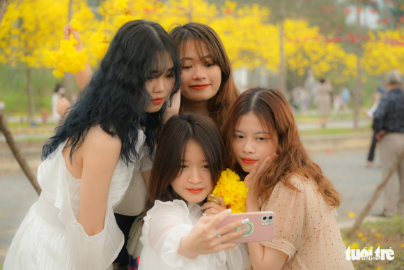 3 Nguoi Ha Noi Tap Nap Den Check In Duong Hoa Phong Linh Vang Ruc