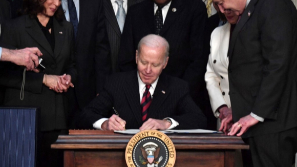 1 Biden Chinh Thuc Ky Duyet Goi Vien Tro Nhan Dao Va Quoc Phong Cao Ky Luc Trong Lich Su Nuoc My Cho Ukraine