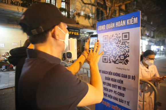 5 Nguoi Ha Noi Va Du Khach Nuom Nuop Dao Pho Di Bo Ho Guom