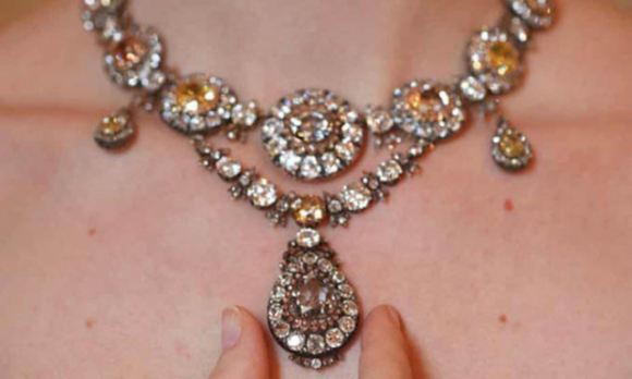 1 Dong Chay Kim Cuong Cua Nga Van O At Sang Phuong Tay