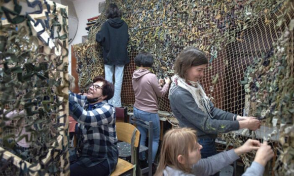 2 Nguoi Dan Nga Phan Ung Nhu The Nao Khi Xem Anh Chien Tranh Tu Ukraine