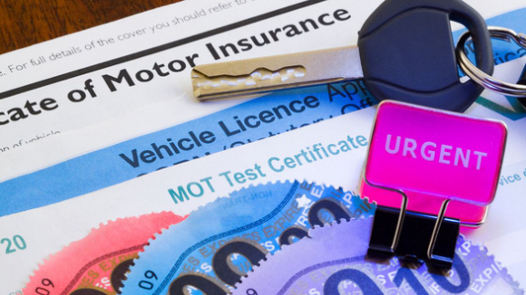 1 Anh Nguoi Da Mau Tra Phi Bao Hiem Oto Cao Hon Nguoi Da Trang