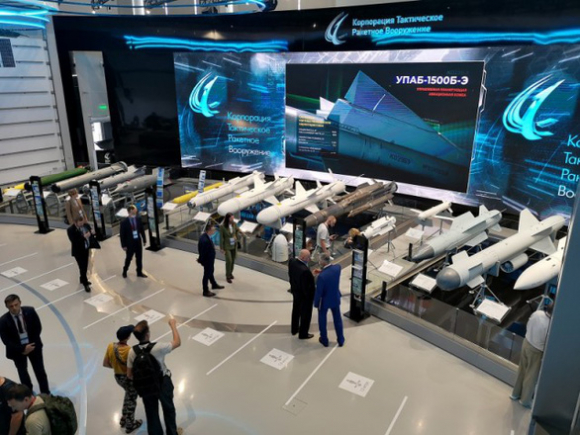 1 My Ap Dat Them Trung Phat Moi Voi Nhieu Cong Ty Hang Tram Nghi Si Nga