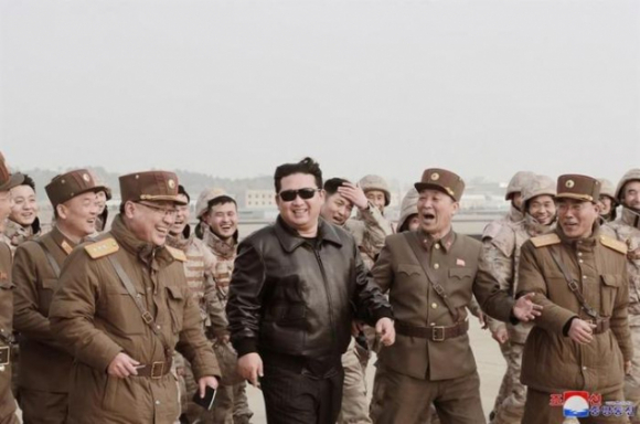 11 Ong Kim Jong Un Nhu Trong Phim Hollywood Khi Ra Lenh Phong Ten Lua Dan Dao