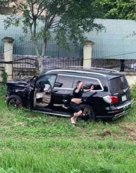 1 Vu Mercedes Dien Gay Tai Nan Khien Nguoi Phu Nu Dut Lia Chan Tay Tai Xe Co The Doi Mat 10 Nam Tu