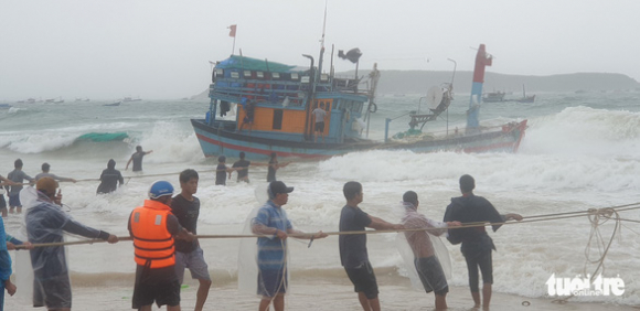 1 Mua Gio Lon Bat Thuong 60 Tau Thuyen O Phu Yen Bi Song Danh Chim Mac Can