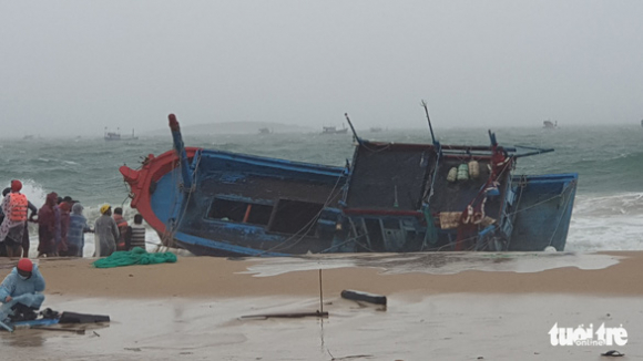 2 Mua Gio Lon Bat Thuong 60 Tau Thuyen O Phu Yen Bi Song Danh Chim Mac Can