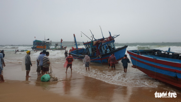 4 Mua Gio Lon Bat Thuong 60 Tau Thuyen O Phu Yen Bi Song Danh Chim Mac Can