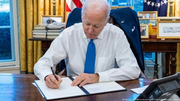 1 My Va Phuong Tay Sap Ap Lenh Trung Phat Dia Nguc Voi Nga