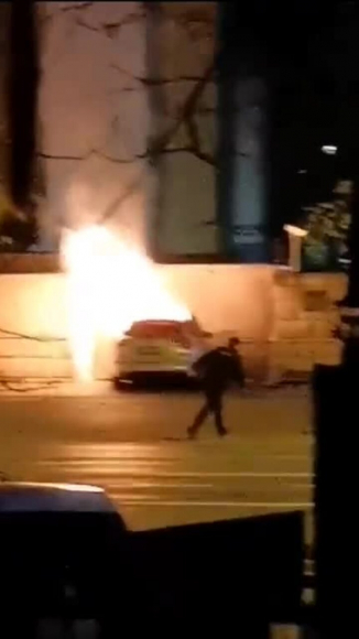 2 Dam Xe Vao Cong Su Quan Nga O Romania