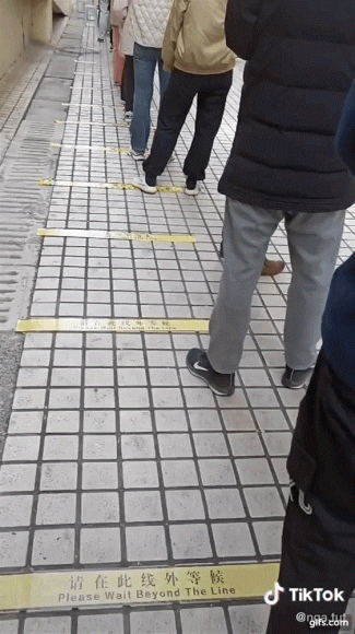 2 Nguoi Viet O Trung Quoc Ke Chuyen Di Sieu Thi Luc Dich Covid 19 Bung Phat Tan Mat Chung Kien Nhan Vien Lay Mau Xet Nghiem Cho Tung Con Ca Dong Lanh