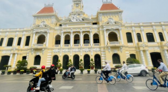 2 Dac Phai Vien Thuong Mai Thu Tuong Anh Tphcm La Tp Danh De Dap Xe