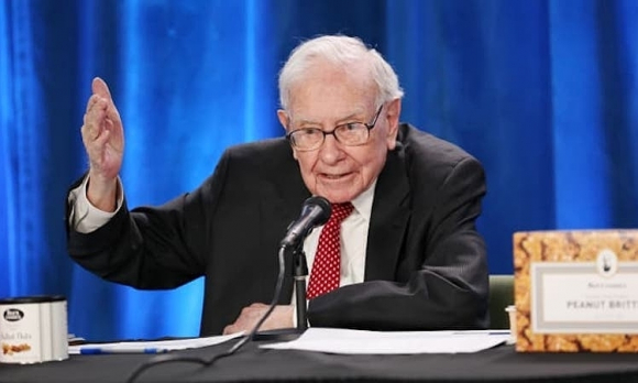1 Warren Buffett Lien Tuc Rot Tien Vao Thi Truong