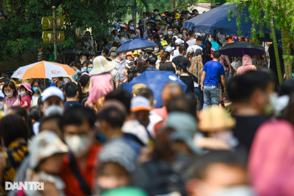 1 Cong Vien Ha Noi Dong Nguoi Kin Dac Bo Me Cong Con Met Pho