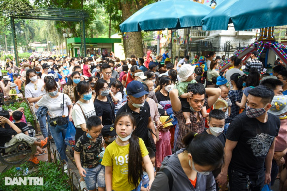2 Cong Vien Ha Noi Dong Nguoi Kin Dac Bo Me Cong Con Met Pho