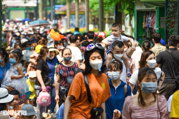3 Cong Vien Ha Noi Dong Nguoi Kin Dac Bo Me Cong Con Met Pho