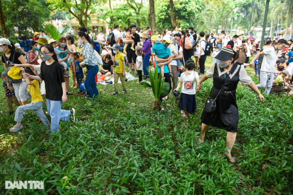 4 Cong Vien Ha Noi Dong Nguoi Kin Dac Bo Me Cong Con Met Pho