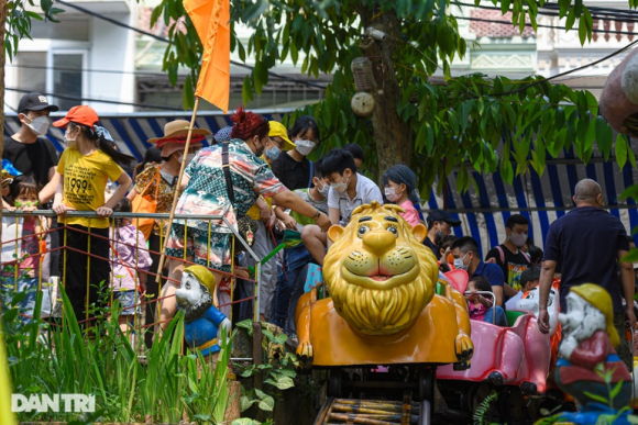 6 Cong Vien Ha Noi Dong Nguoi Kin Dac Bo Me Cong Con Met Pho