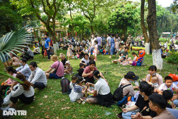 9 Cong Vien Ha Noi Dong Nguoi Kin Dac Bo Me Cong Con Met Pho