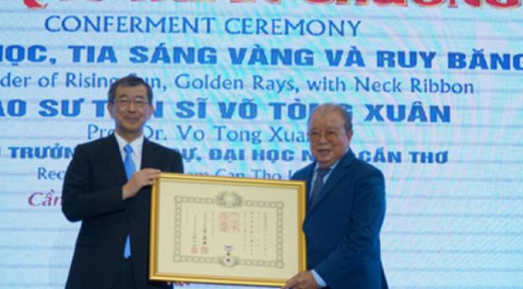 1 Giao Su Vo Tong Xuan Nhan Huan Chuong Mat Troi Moc Do Nhat Ban Trao Tang