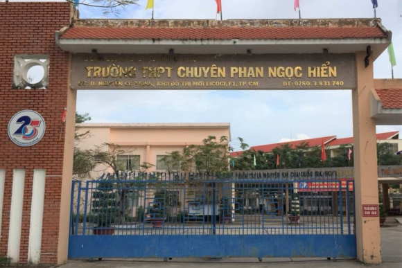 1 Hoa Toc Ra Soat Vu Pho Hieu Truong Keu Hoc Sinh Lay Thuc An Tu Thung Rac