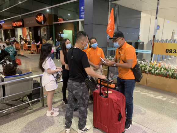2 Khach Viet Du Lich Nuoc Ngoai Tang Trong Dip Nghi Le