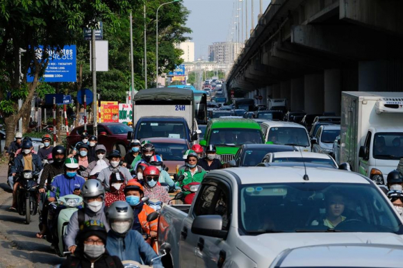 2 Dong Phuong Tien Un Un Do Ve Ha Noi Sau Ky Nghi Le Tre Con Met Nhoai Theo Cha Me Nhich Tung Met De Vao Noi Do