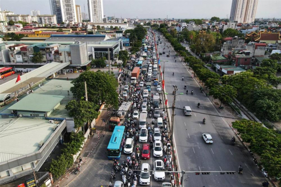 6 Dong Phuong Tien Un Un Do Ve Ha Noi Sau Ky Nghi Le Tre Con Met Nhoai Theo Cha Me Nhich Tung Met De Vao Noi Do