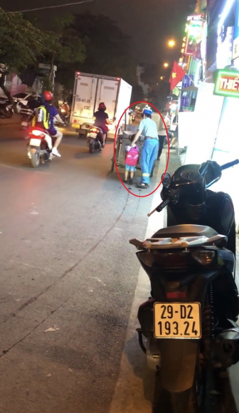 1 Ha Noi Be Gai 4 Tuoi Leo Deo Theo Nguoi Bo Lao Cong Di Gom Rac Trong Dem