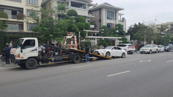 1 Kham Xet Niem Phong 4 Xe Sang O Biet Thu Cua Cuu Chu Tich Tp Ha Long Vua Bi Bat