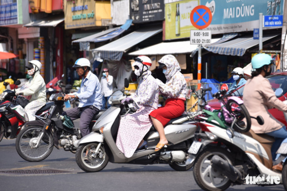 1 Vi Sao Tphcm Co Mua Troi Van Oi Buc Nua Dem Nong Nuc