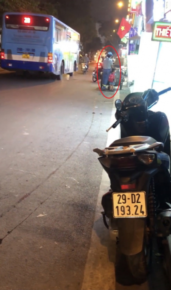 3 Ha Noi Be Gai 4 Tuoi Leo Deo Theo Nguoi Bo Lao Cong Di Gom Rac Trong Dem