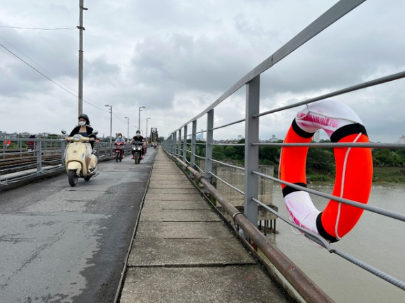 1 33 Chiec Phao Cuu Sinh Xuat Hien Tren Cac Cay Cau O Ha Noi Va Cau Chuyen Y Nghia Dang Sau